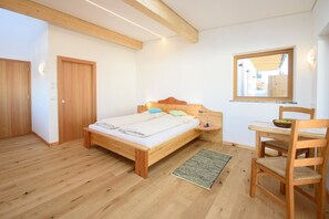 1 bedroom, bed sheets