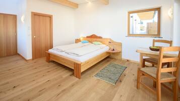1 bedroom, bed sheets