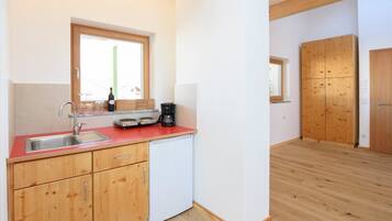 Fridge, stovetop, coffee/tea maker, electric kettle