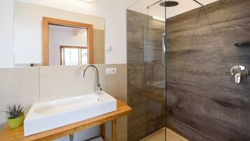 Dusche, Haartrockner, HandtĂŒcher