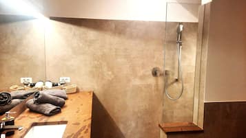Shower, free toiletries, hair dryer, towels