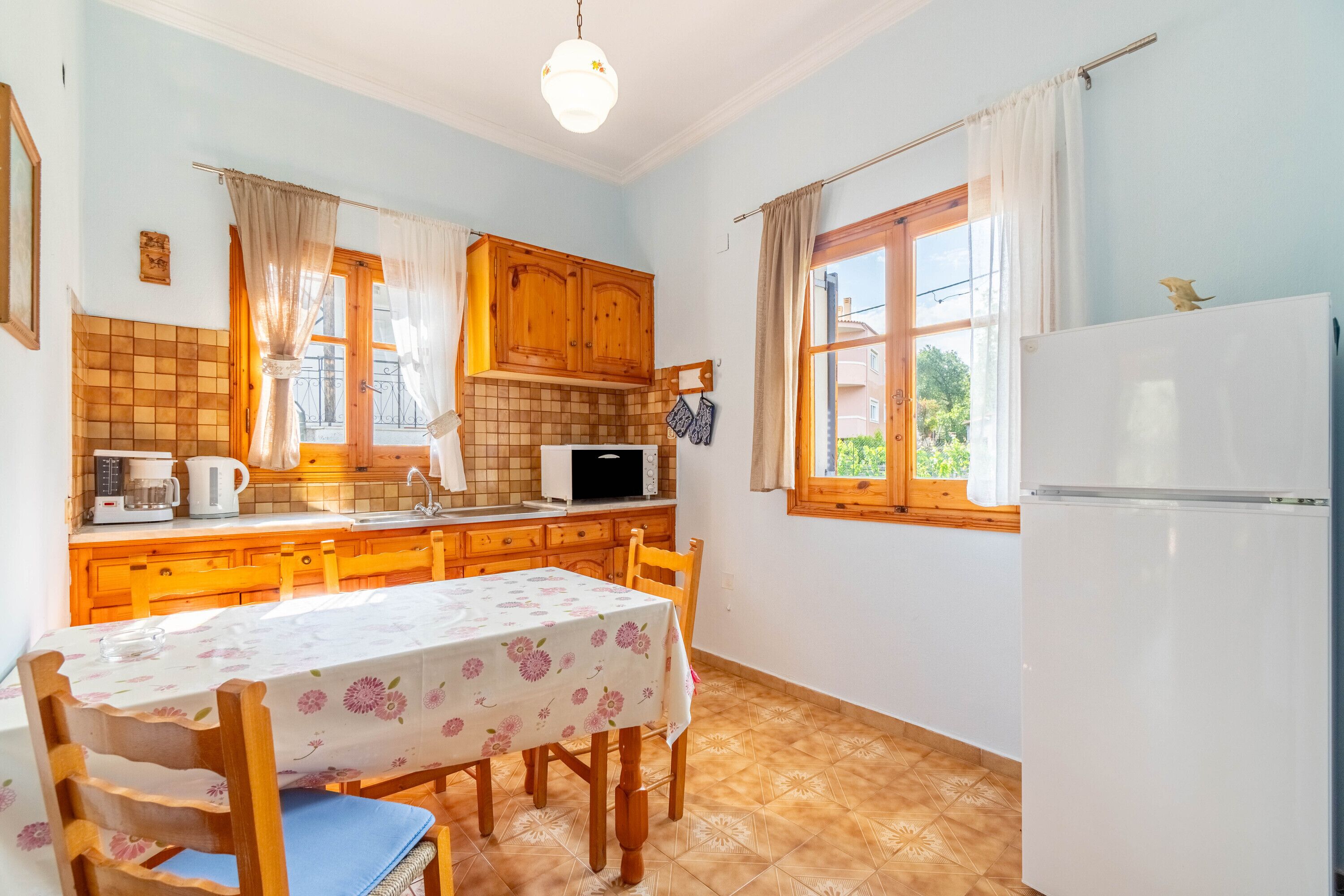 Jääkaappi, liesi, kahvin-/teenkeitin