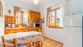 Køleskab, kogeplade, kaffe-/temaskine, køkkentøj/tallerkener/redskaber