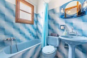 Shower, hair dryer, towels - Apartment 'Dolce Far Niente' with Shared Terrace, Wi-Fi and Air Conditioning (??????a)