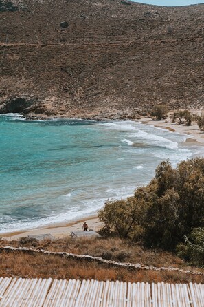 På stranden