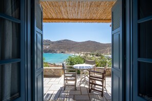 Outdoor dining - Holiday Home 'Ammos 1' with Private Terrace, Balcony and Air Conditioning (Serifos)