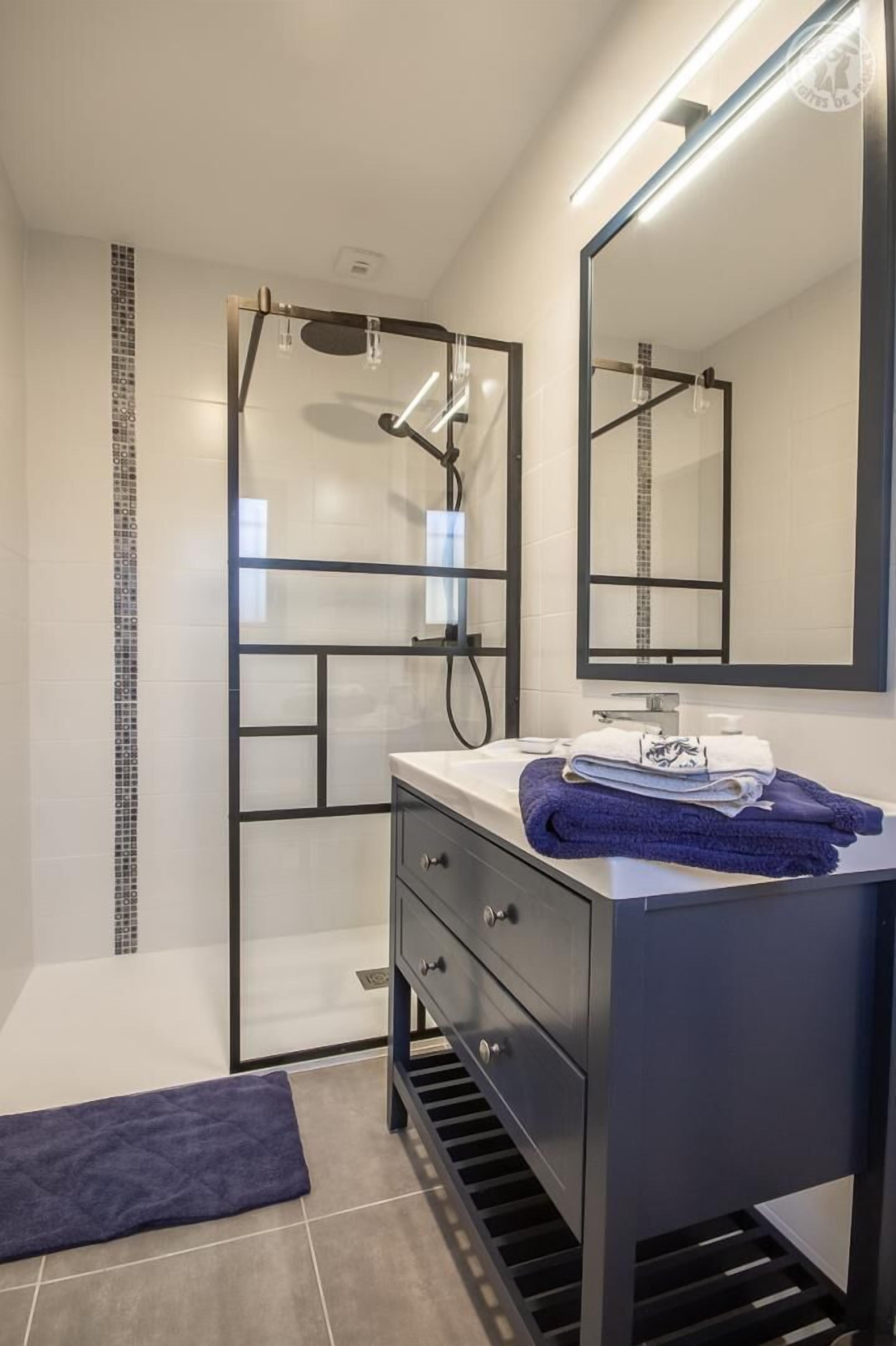 Douche, sèche-cheveux, serviettes fournies