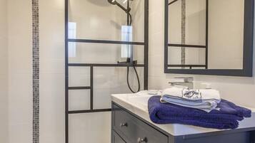 Dusj, hårføner og håndklær