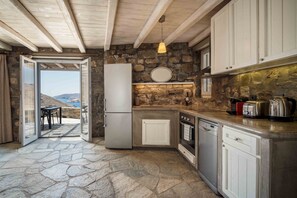 Fridge, oven, stovetop, dishwasher