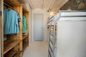 4 bedrooms, bed sheets