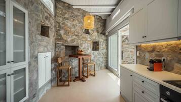 Frigorifero, forno, piano cottura, lavastoviglie