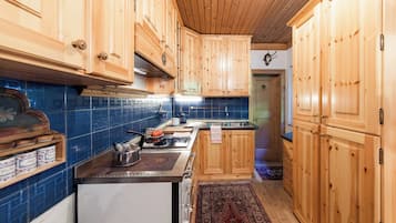 Fridge, stovetop, coffee/tea maker, electric kettle