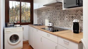 Fridge, microwave, stovetop, coffee/tea maker