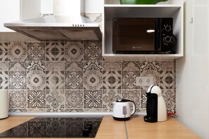 Réfrigérateur, micro-ondes, plaque de cuisson, cafetière/bouilloire