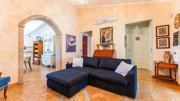 Télévision, cheminée, table de tennis de table