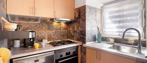 Køleskab, mikrobølgeovn, ovn, kogeplade