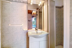 Shower, towels - Villa 'Casa Da Maria Teresa V2' with Shared Pool, Shared Terrace and Wi-Fi (Santa Catarina da Fonte do Bispo)