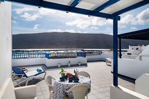 Outdoor dining - Vacation Apartment 'Toledo' with Sea View, Private Terrace and Wi-Fi (Caleta del Sebo Las Palmas)