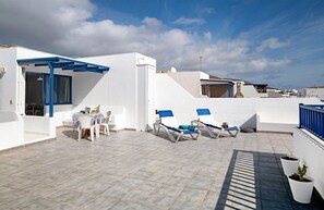 Outdoor dining - Vacation Apartment 'Toledo' with Sea View, Private Terrace and Wi-Fi (Caleta del Sebo Las Palmas)