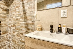 Shower, hair dryer, towels - Studio Apartment 'La Luna' with Mountain View, WiFi and Air Conditioning (Xixona)