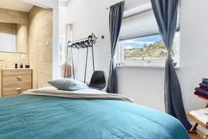 Free WiFi, bed sheets - Studio Apartment 'La Luna' with Mountain View, WiFi and Air Conditioning (Xixona)