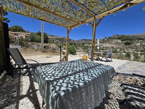Outdoor dining - Studio Apartment 'La Luna' with Mountain View, WiFi and Air Conditioning (Xixona)