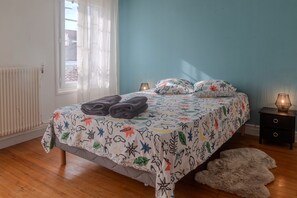 3 bedrooms, iron/ironing board, free WiFi, bed sheets - Holiday Home 'Les Hirondelles Archiac' with Private Terrace, Private Garden and Wi-Fi (Archiac)