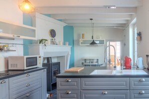 Una cocina moderna con microondas, estufa y lavaplatos.