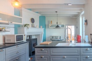 Fridge, microwave, oven, stovetop - Holiday Home 'Les Hirondelles Archiac' with Private Terrace, Private Garden and Wi-Fi (Archiac)