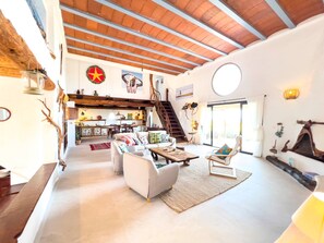 TV - Holiday Home 'Can Picca' with Sea Views, Private Pool and Wi-Fi (Illes Balears)