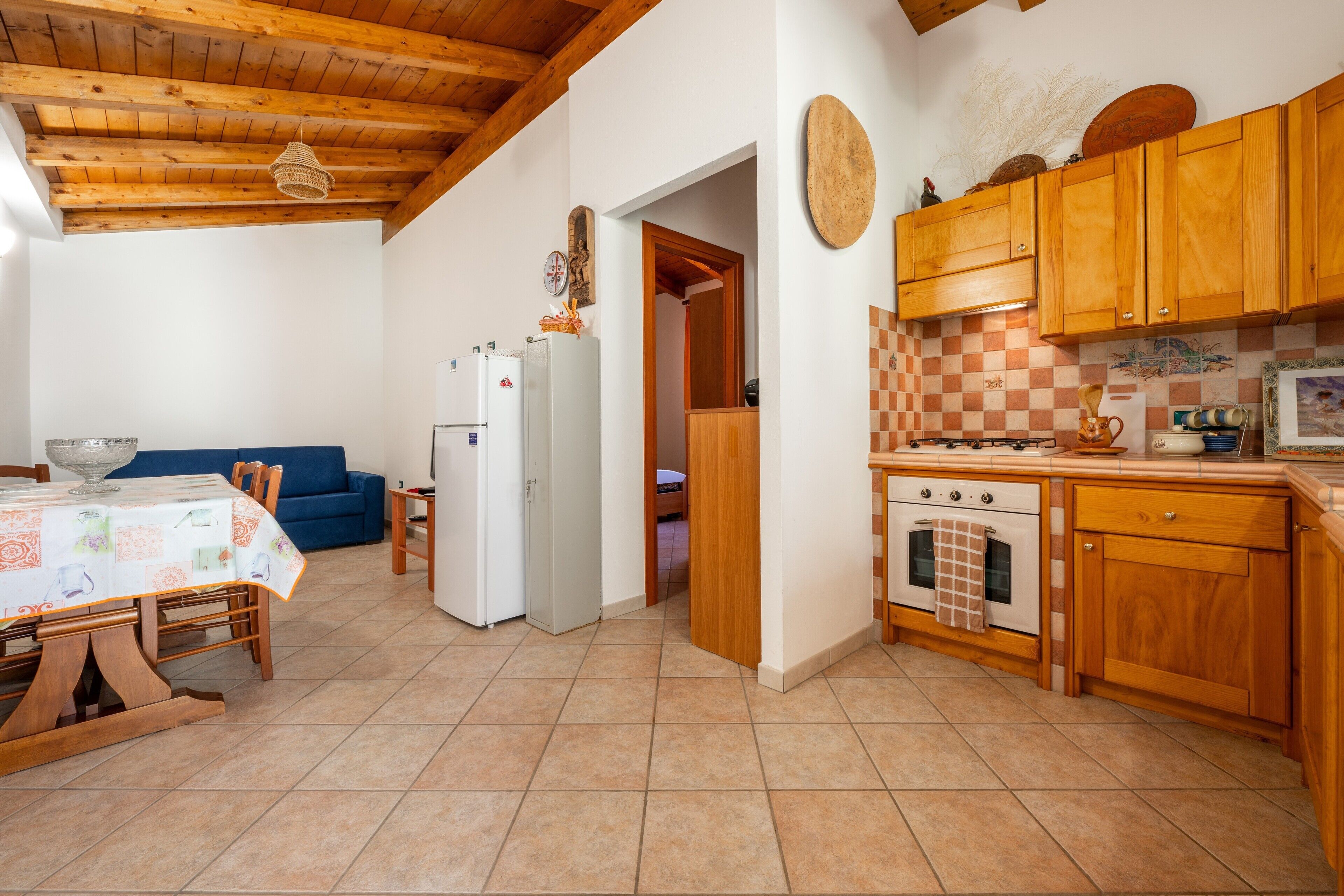 Een koelkast, een oven, een kookplaat, een vaatwasser