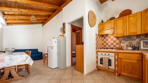 Una cocina con armarios de madera, estufa y refrigerador.