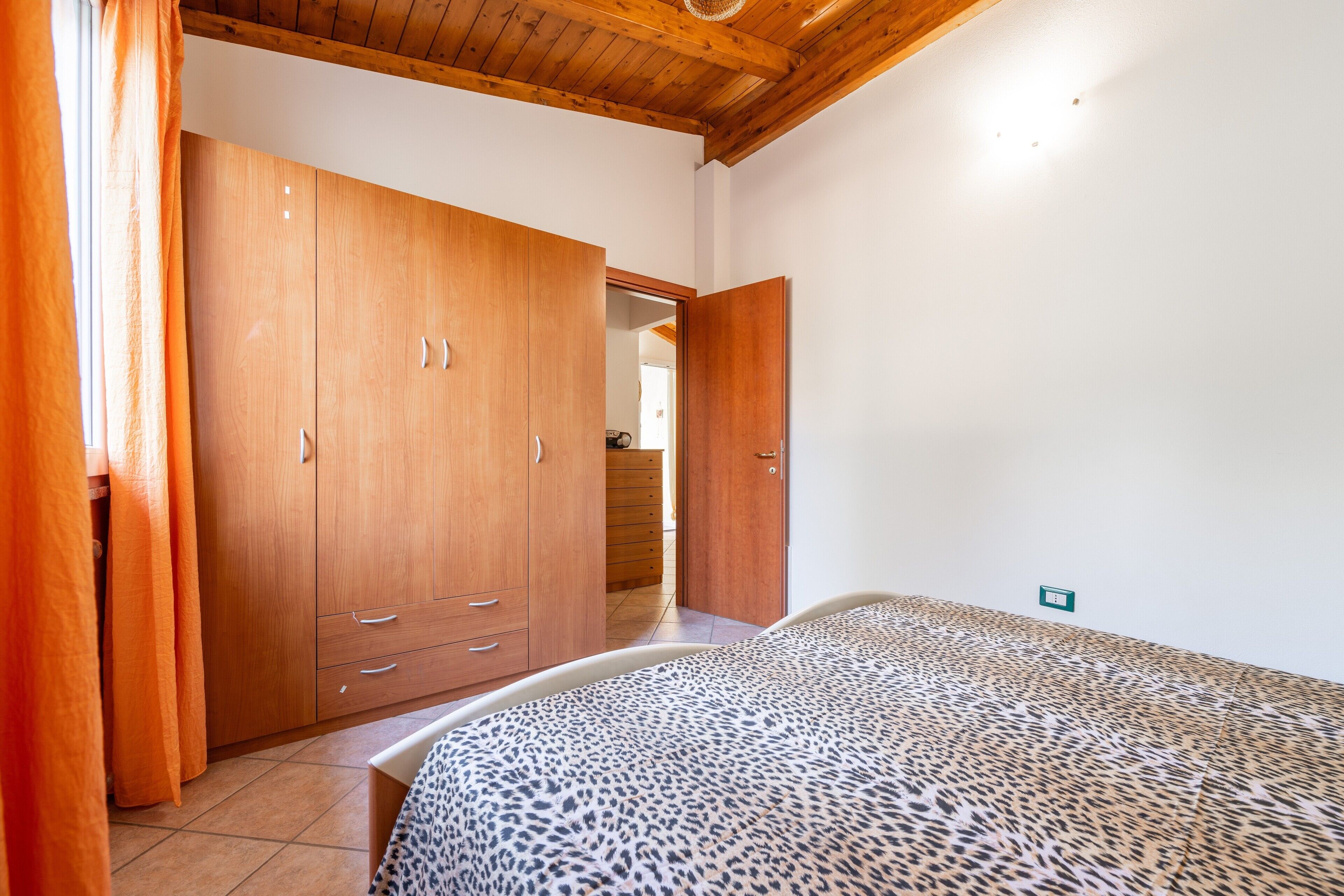 1 bedroom, bed sheets