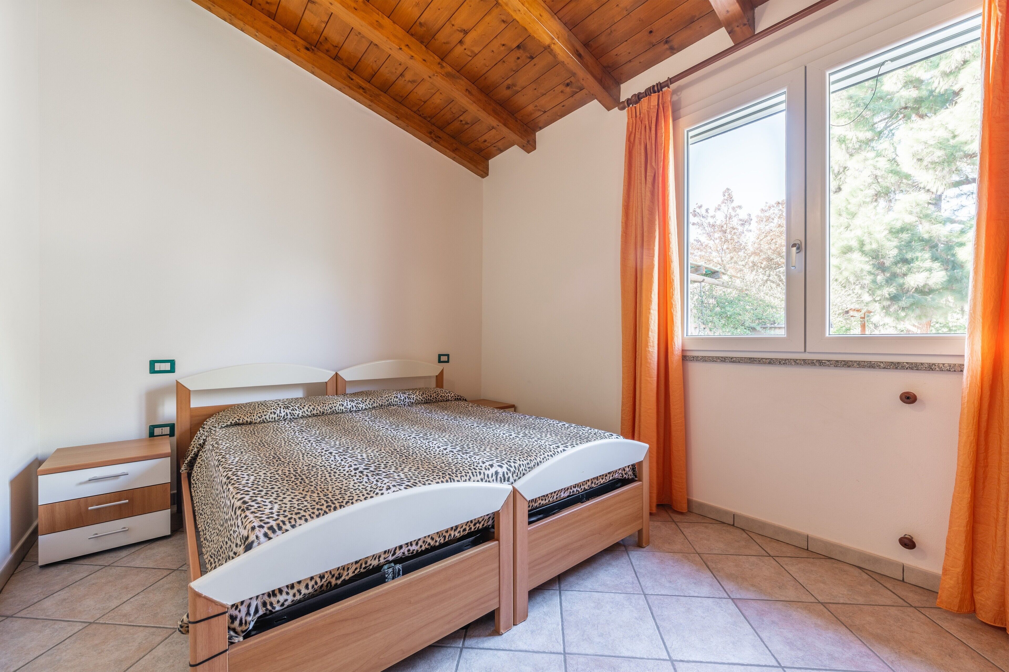 1 bedroom, bed sheets