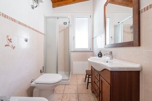 Dusche, Haartrockner, Handtücher