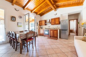 Fridge, oven, stovetop, dishwasher - Holiday Home 'Ghisu' with Private Terrace and Air Conditioning (Sant'Anna Arresi)