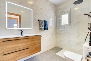 Shower, hair dryer, towels - Holiday Home 'Maya' with Sea View, Wi-Fi and Air Conditioning (PEDREGUER)