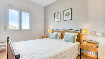 3 bedrooms, iron/ironing board, free WiFi, bed sheets