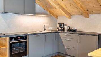 Frigorifero, forno, piano cottura, lavastoviglie