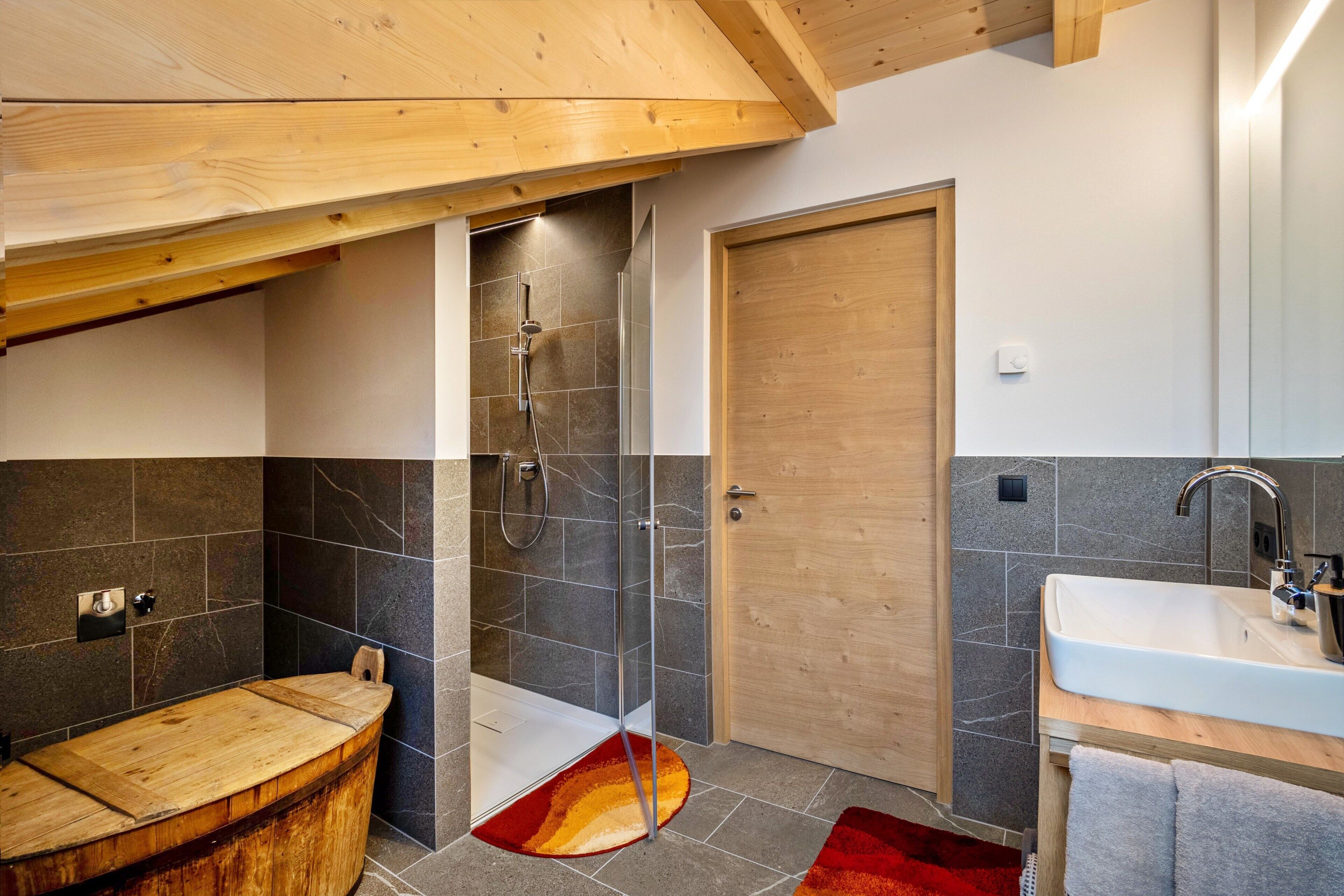 Dusche, Haartrockner, Handtücher