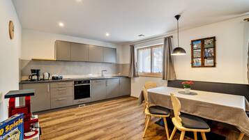 Frigorifero, forno, piano cottura, lavastoviglie