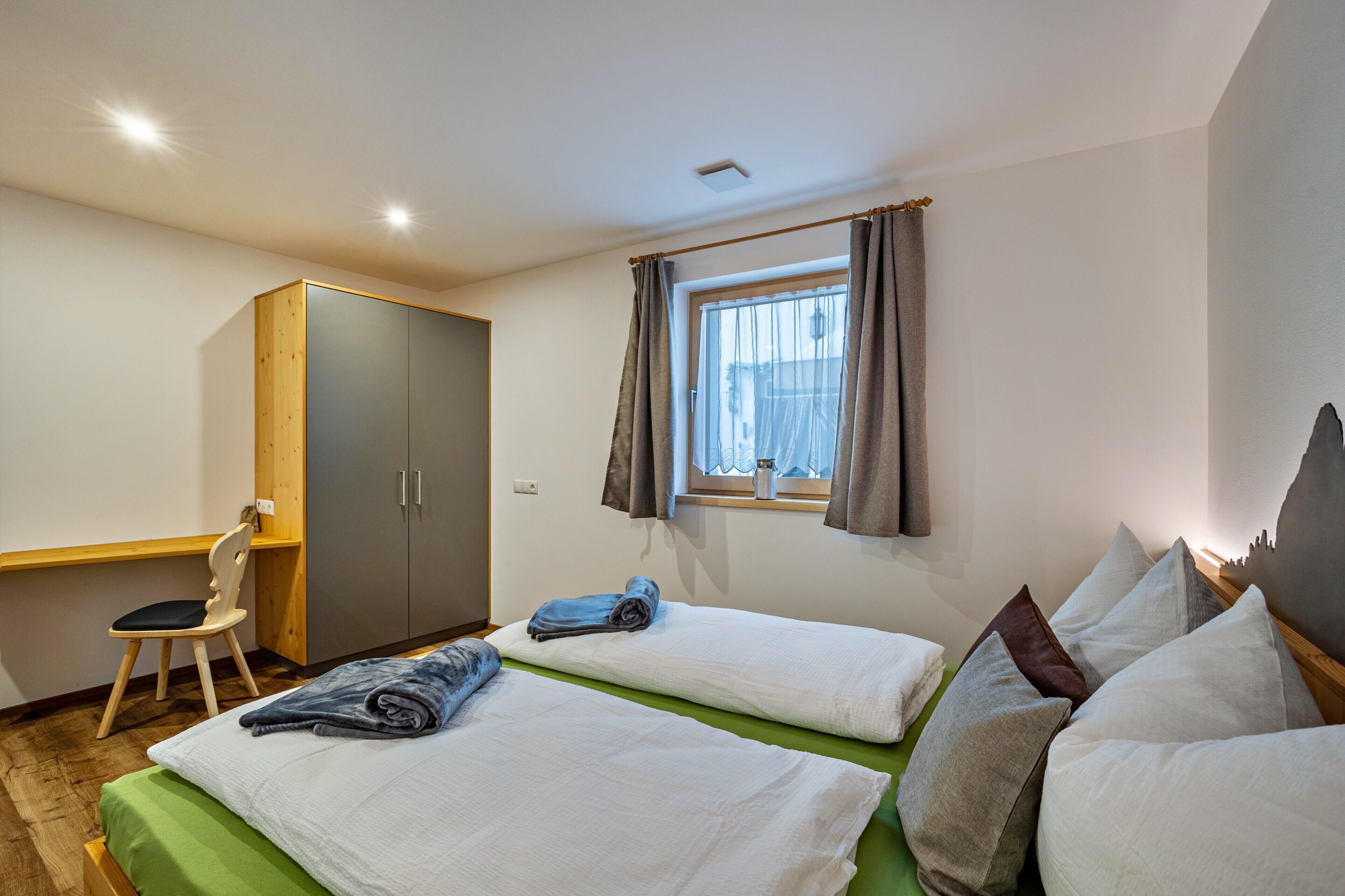 3 sovrum, skrivbord, gratis wi-fi och sängkläder