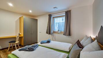 3 sovrum, skrivbord, gratis wi-fi och sÀngklÀder