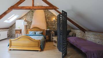 4 bedrooms, iron/ironing board, free WiFi, bed sheets