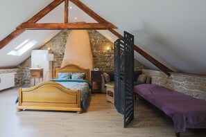 4 bedrooms, iron/ironing board, free WiFi, bed sheets