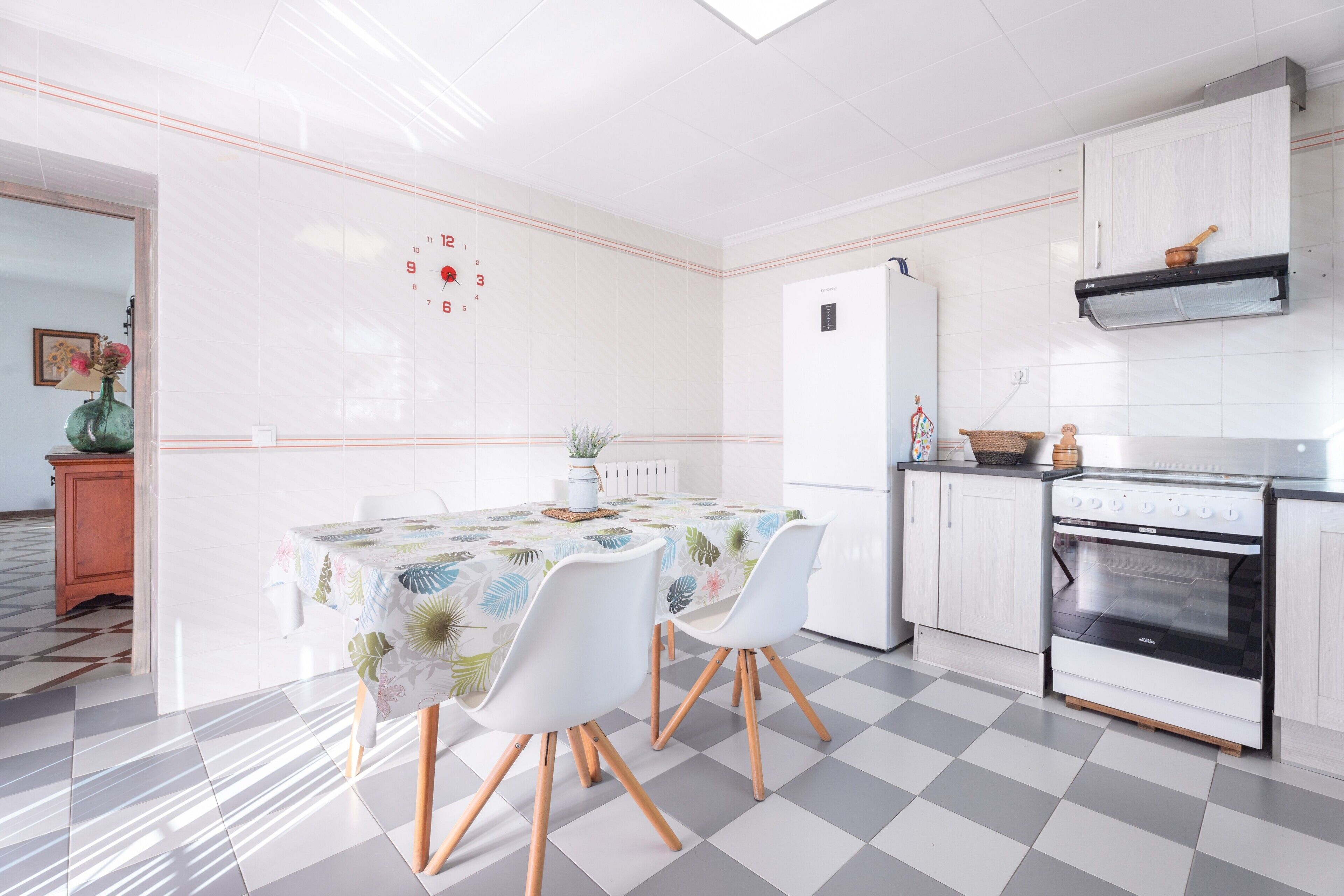 Frigorífico, microondas, horno y placa de cocina