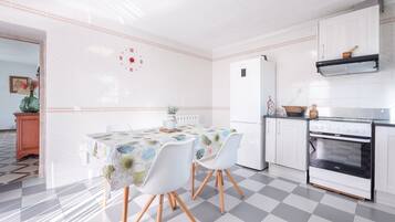 Frigorífico, microondas, horno y placa de cocina