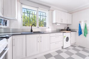 Fridge, microwave, oven, stovetop - Holiday Home 'Ca Michico' with Private Pool, Wi-Fi and Air Conditioning (Tous)