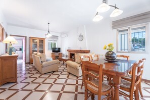 Interior - Holiday Home 'Ca Michico' with Private Pool, Wi-Fi and Air Conditioning (Tous)