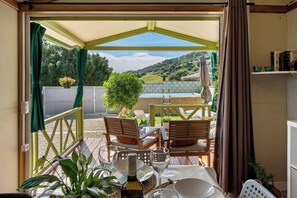Outdoor dining - Holiday Home 'La Breña' with Private Pool, Wi-Fi and Air Conditioning (Barbate)